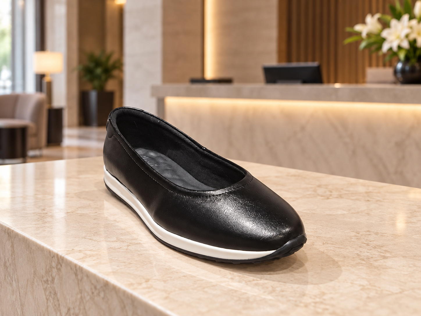 Zapato negro de uniforme, modelo 143001, en recepción